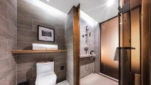 A modern bathroom with a toilet, a shower, and a sink. - Atour Hotel (Lanzhou)
