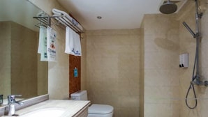 Un baño con lavamanos, inodoro y ducha.