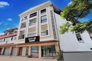 Un hotel de varios pisos con un cartel que indica que ofrece servicios para empresas.