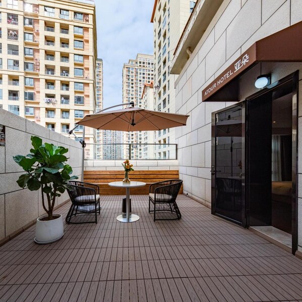 Outdoor dining - Atour Hotel (Xiamen)