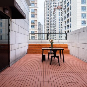 Outdoor dining - Atour Hotel (Xiamen)