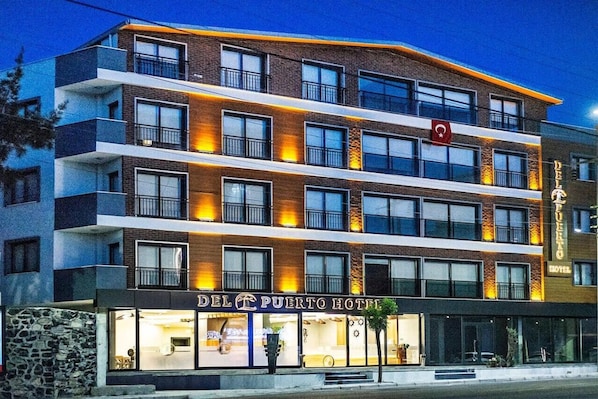 A multi-story hotel with a sign reading 'Del Puerto Hotel.' - Del Puerto Hotel Aliaga (Aliaga)
