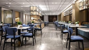 En rummelig restaurant med højt til loftet og moderne lys.