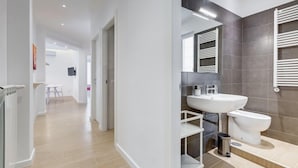 Bathroom - Lovely 3 Rooms Apartment Close Trastevere Station (Rome)