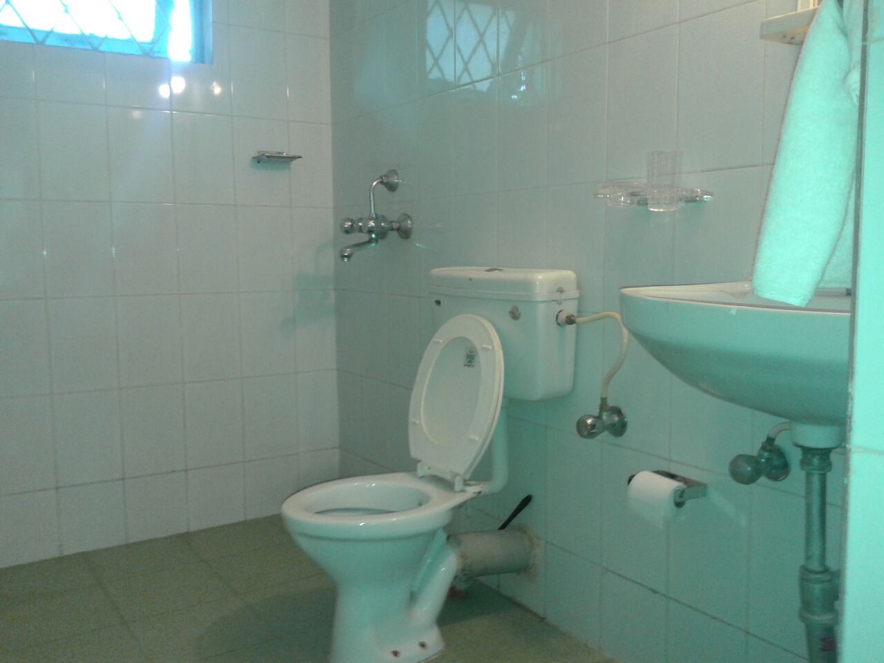 Ein Badezimmer mit Toilette, Waschbecken und Dusche.
