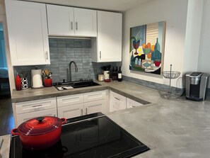 Private kitchen - Fabulous 3-bedroom house in Biddeford perfect for your beach getaway (Biddeford)