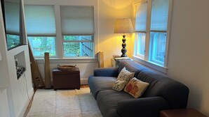 Living area - Fabulous 3-bedroom house in Biddeford perfect for your beach getaway (Biddeford)
