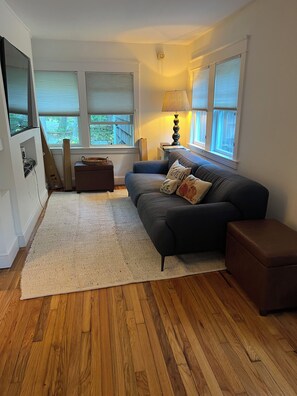 Living area - Fabulous 3-bedroom house in Biddeford perfect for your beach getaway (Biddeford)