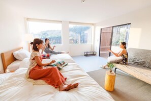 A room with a bed, a bench, and a window with a view. - Glamping Fuji-no-kirameki Fuji Gotemba (Gotemba)