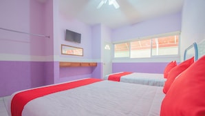 Una habitación de hotel con dos camas, televisión, ventana y puerta.