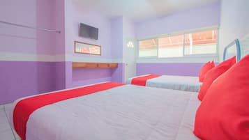 Una habitación de hotel con dos camas, televisión, ventana y puerta.