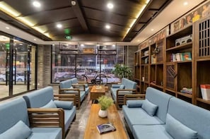 Een modern interieur met zitplaatsen, een salontafel en boekenkasten.