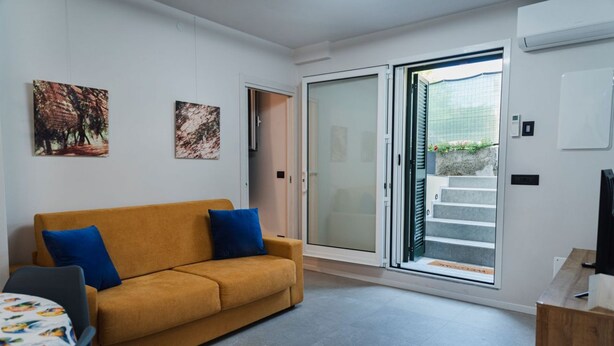Een moderne woonkamer met een bank, een tafel en kunst aan de muur.