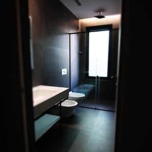Un baño moderno con inodoro, lavamanos y ventana.