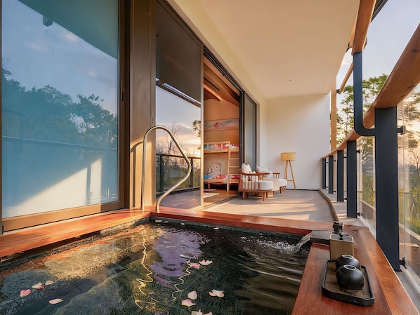 A modern interior with a large window, a small indoor water feature, and a seating area. - Chengdu Expo Waterfall Hotel - Mgallery Collection (Chengdu)