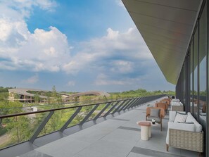 A balcony with outdoor seating, a view of a bridge, and a clear sky. - Chengdu Expo Waterfall Hotel - Mgallery Collection (Chengdu)