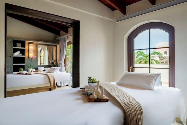 A hotel room with a large bed, a window with a view, and a small balcony. - Hotel La Compania In The Unbound Collection By Hyatt (Panama City)