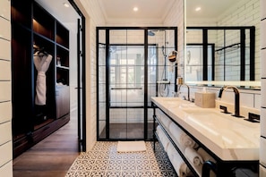 A modern bathroom with a walk-in shower, a vanity with a mirror, and a towel rack. - Hotel La Compania In The Unbound Collection By Hyatt (Panama City)