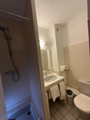 Bathroom - Hotel De La Tour Saint Etienne SUD (Saint-Etienne)