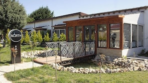 A modern building with a wooden facade, large windows, and a metal fence. - 216 North Hotel - Agva (Şile)