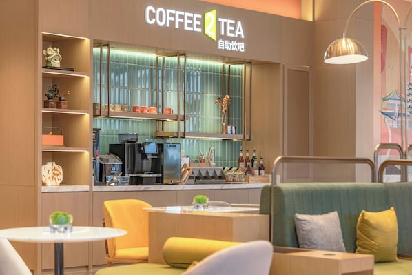 A coffee and tea shop interior with seating and a counter. - Home2 Suites by Hilton Guangzhou Huadu (Guangzhou)