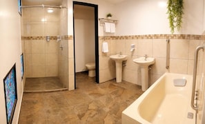 A bathroom with a walk-in shower, two sinks, a toilet, and a bathtub. - Inactivo Hotel Natura Express (Medellín)