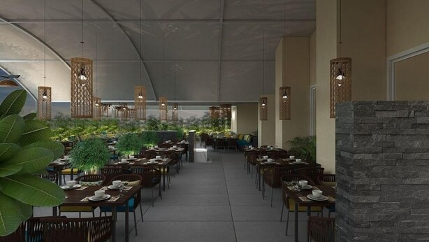 Un restaurante con zona de estar al aire libre cubierta, mesas dispuestas con platos y cubiertos, y lámparas colgantes de mimbre.
