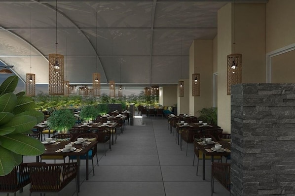 Ein Restaurant mit überdachtem Außenbereich, Tischen, die mit Geschirr und Besteck gedeckt sind, und hängenden Korbschwingen-Lampen.
