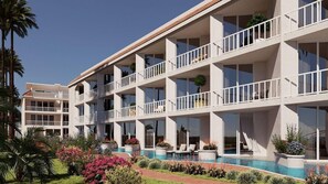 Un hotel de varios pisos con balcones, piscina y exuberante jardinería.