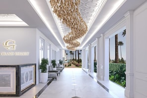 Un vestíbulo de hotel con recepción, zona de estar y vistas al exterior.