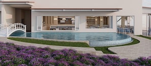 Una casa moderna con piscina, un área de estar techada al aire libre y un puente.