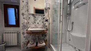 Bathroom - Rhona's Rooms B&B (Rome)