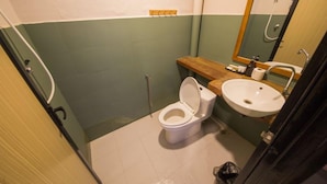 Un bagno piccolo con il water, un lavandino e uno specchio.