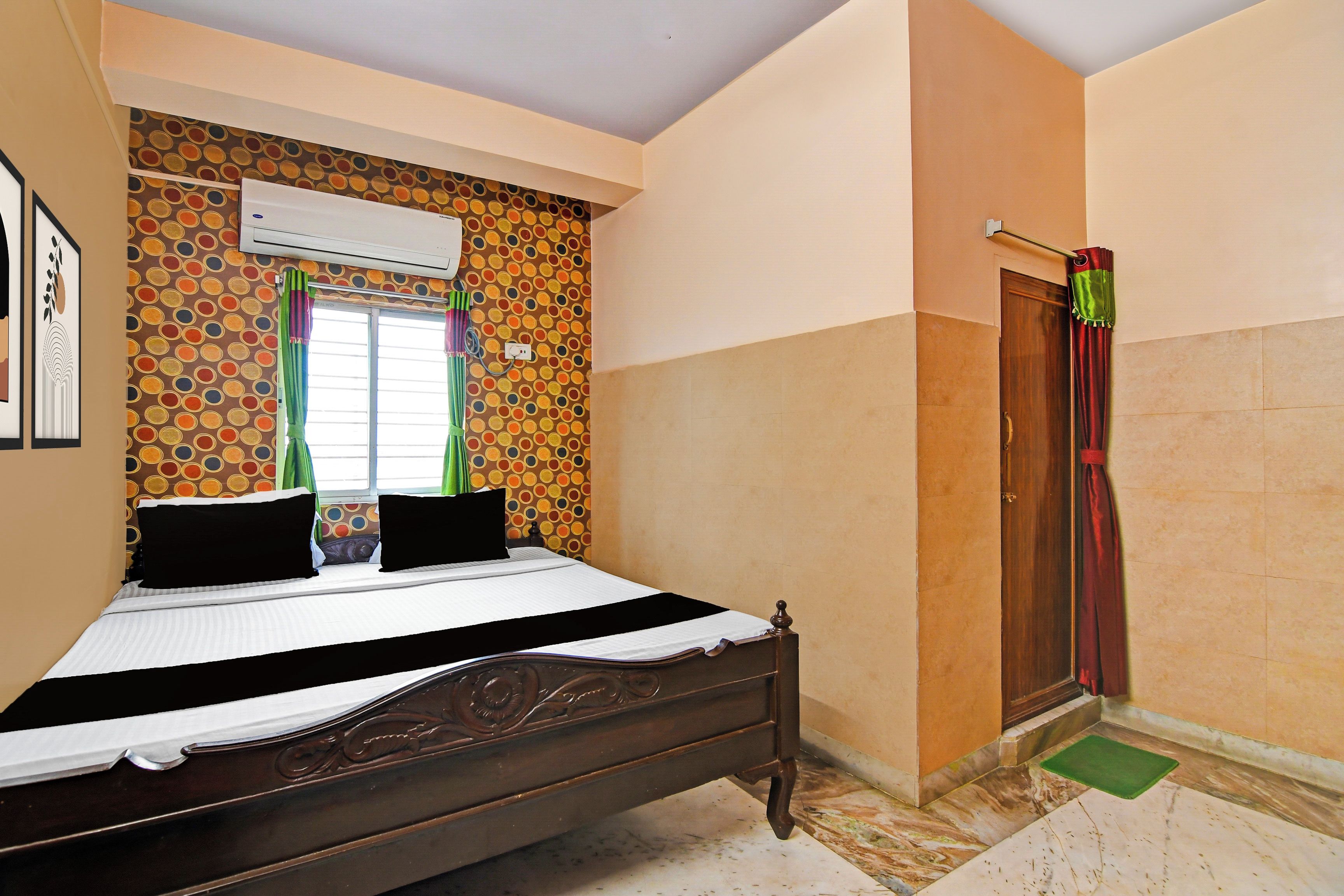 Un dormitorio con una cama, una ventana con cortinas, un equipo de aire acondicionado y una puerta.
