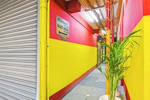 Un pasillo con un cartel que indica un restaurante en el primer piso y una casa de huéspedes en el quinto.