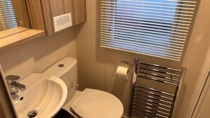 Bathroom - Cabin Sleeps 6 With Dishwasher (Skegness)