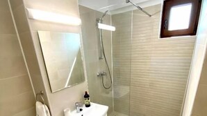 A bathroom with a toilet, sink, and shower. - Luxury by Saray (Eforie Nord)