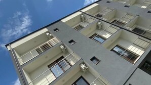 A multi-story building with balconies, air conditioning units, and a clear sky. - Luxury by Saray (Eforie Nord)
