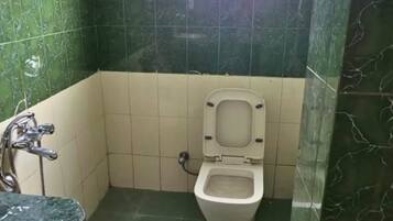 Ein Badezimmer mit Toilette, Dusche und Waschbecken.
