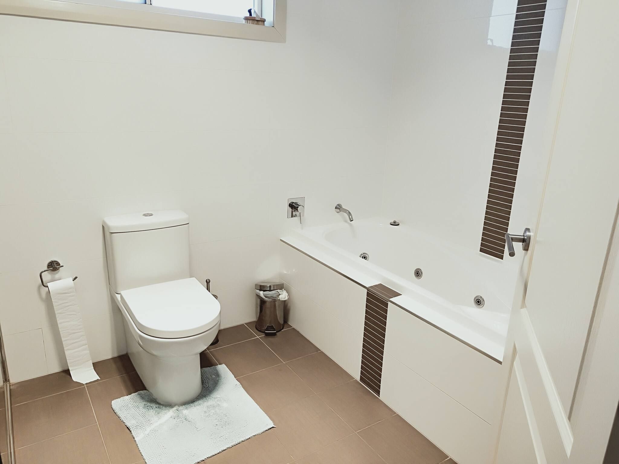 Un baño con inodoro, lavabo y espejo.