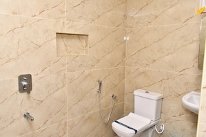 Ein Badezimmer mit Toilette, Dusche und Waschbecken.