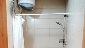 Un bagno piccolo con il water, una doccia e un porta asciugamani.