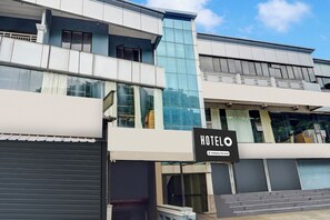 A hotel building with a sign indicating it is company-serviced.