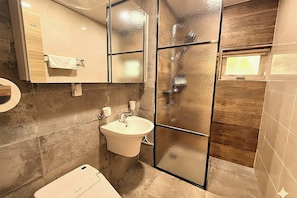 Ein Badezimmer mit Toilette, Waschbecken und Spiegel.