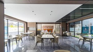 Dining - Cozy 1-bedroom apartment in charming Kilimani Nairobi (Nairobi)