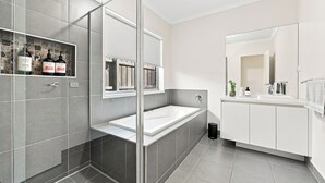 Bathroom - Marginarta Mantra| Luxury Coastal Retreat with Sauna near the beach (Inverloch)