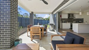 Outdoor dining - Marginarta Mantra| Luxury Coastal Retreat with Sauna near the beach (Inverloch)