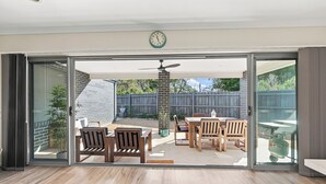 Outdoor dining - Marginarta Mantra| Luxury Coastal Retreat with Sauna near the beach (Inverloch)