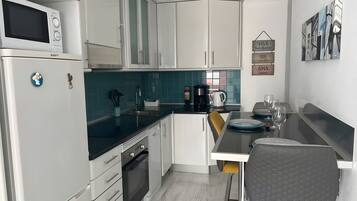 Coffee/tea maker, fridge, microwave, oven