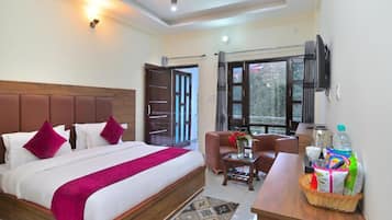 Una habitación de hotel con una cama grande, un escritorio con silla, un televisor y una ventana con vistas.